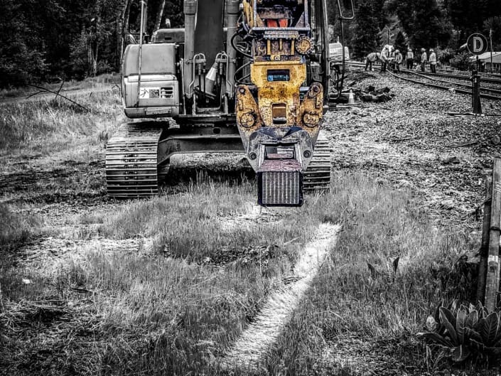 SDAC Rail Tie Changeout with DymaxRail on Komatsu PC88 SDAC Rail crew using DymaxRail Tie Inserter on Komatsu PC88 with hi-rail system during 500-tie changeout on Heart of Dixie Railroad