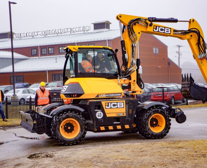 WX1B — wheel excavator with 1 blade & 2 stabilizers DymaxRail Rail Rider WX1B hi-rail conversion installed on wheel excavator with single blade and two stabilizers